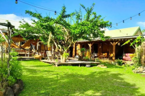 Magnifique maison & bungalow en bois dans jardin tropical proche rivières et forêt